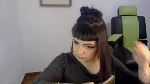 Snapshot of hanna99moon chatting on December 16, 4:02 am JUANA online show from December 16, 4:02 am