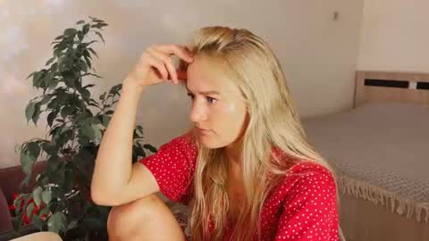 hannah levis  online show from September 26, 9:06 am