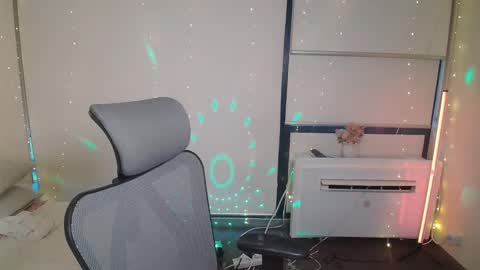 Snapshot of hannavibe chatting on February 15, 8:44 am HannaVibe online show from February 15, 8:44 am