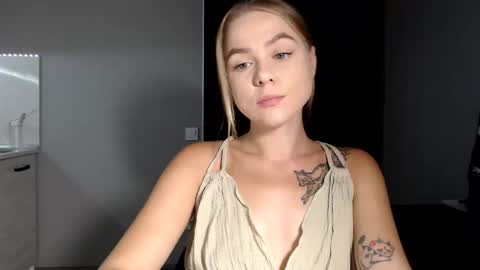 happy_fox_ online show from September 10, 7:37 pm