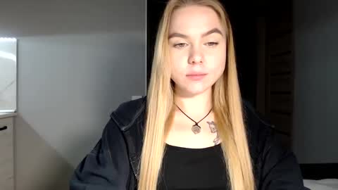 happy_fox_ online show from December 19, 10:42 pm