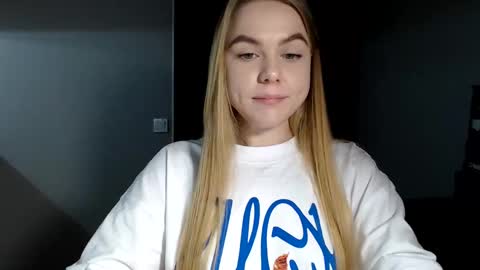 happy_fox_ online show from February 5, 11:50 pm