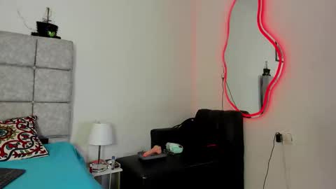 hazel_slim_ online show from January 5, 6:33 pm