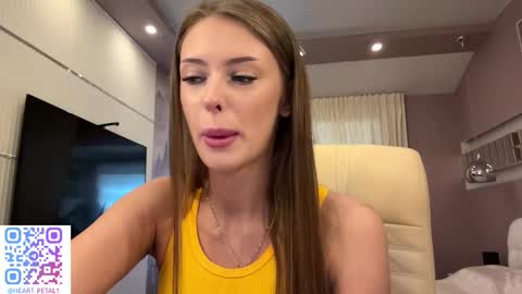 Snapshot of heart_petal chatting on October 27, 8:47 am Mona online show from October 27, 8:47 am