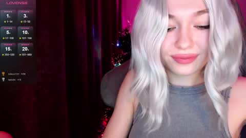 Snapshot of hey_nora_ chatting on December 28, 5:33 am  Nora  online show from December 28, 5:33 am