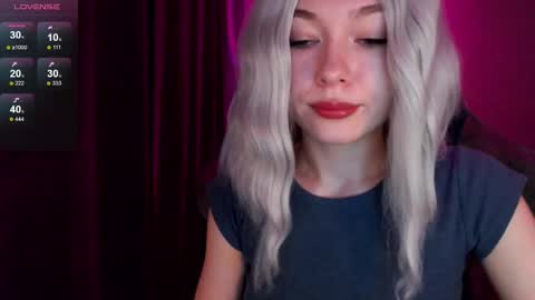 Snapshot of hey_nora_ chatting on December 17, 11:38 pm  Nora  online show from December 17, 11:38 pm