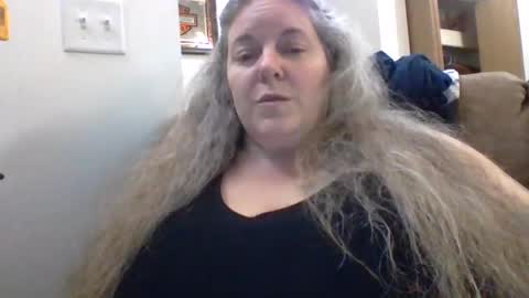 hippysnewhere online show from June 5, 3:24 am