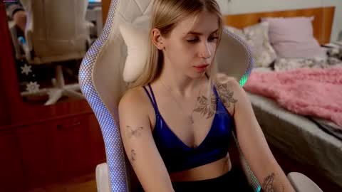 Holly online show from February 21, 7:50 pm