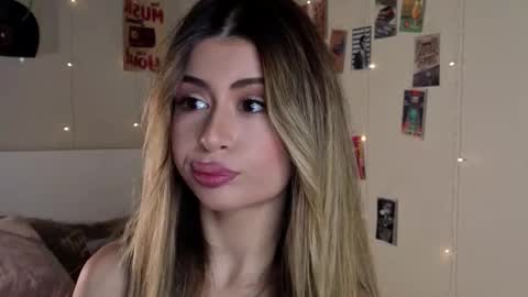 Snapshot of holayoula chatting on October 22, 8:28 am Moni Monica online show from October 22, 8:28 am