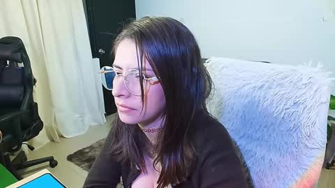 Holly and Honey online show from February 5, 10:01 pm