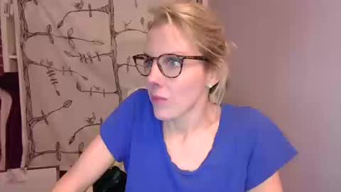 Snapshot of holly_bourbon chatting on October 17, 3:54 am holly_bourbon online show from October 17, 3:54 am