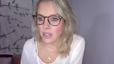 Snapshot of holly_bourbon chatting on October 14, 7:39 pm holly_bourbon online show from October 14, 7:39 pm