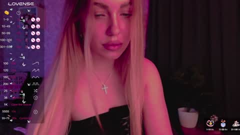 holly_molly8 online show from January 28, 7:00 pm