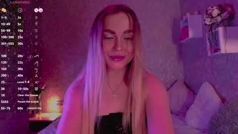 holly_molly8 online show from March 6, 7:25 am