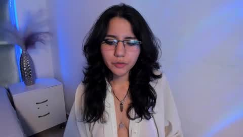 hollypeach_ online show from December 5, 9:56 pm