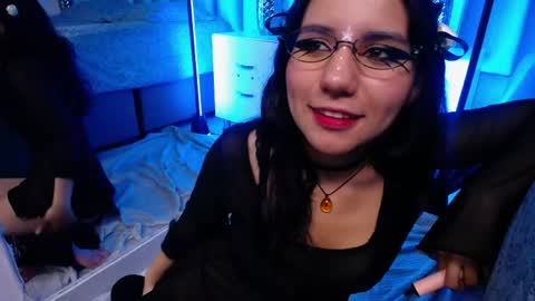 hollypeach_ online show from March 18, 9:09 pm