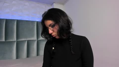 hollypeach_ online show from November 18, 8:23 pm