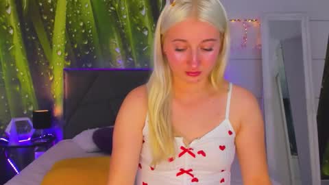 HollyTaillor online show from October 15, 8:15 am