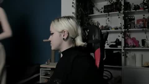 holy_mistresss online show from November 21, 9:18 am