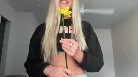 honeybun_z online show from March 2, 11:33 pm