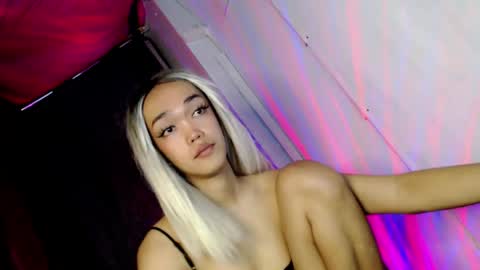 hot_moma69 online show from April 3, 9:05 am