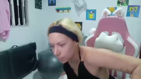 Mia online show from March 18, 11:21 pm