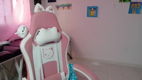 Mia online show from January 19, 4:06 pm