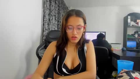 hotcouplelatina2003 online show from February 14, 1:34 am