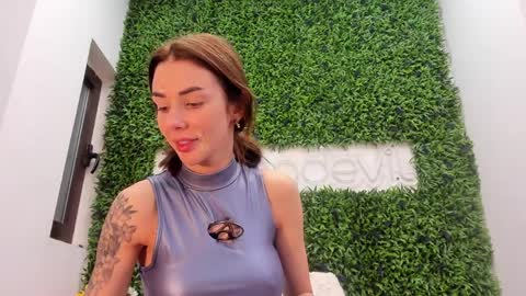 hotfallingdevil online show from April 3, 5:03 am