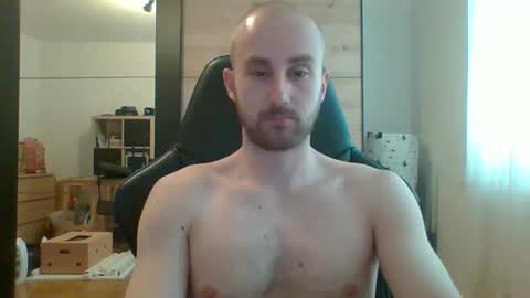 hotswissboy98 online show from May 20, 1:39 pm