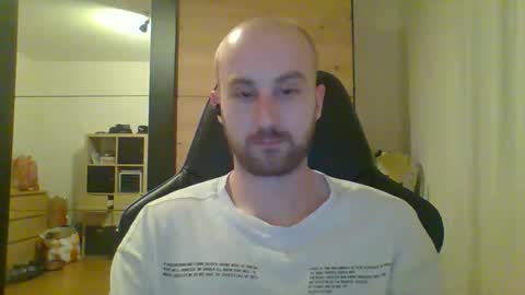 hotswissboy98 online show from May 22, 9:32 pm