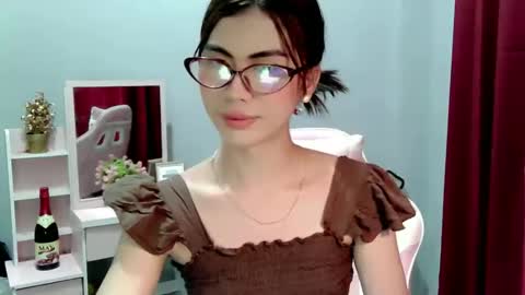 hottestdella69 online show from January 12, 5:14 am