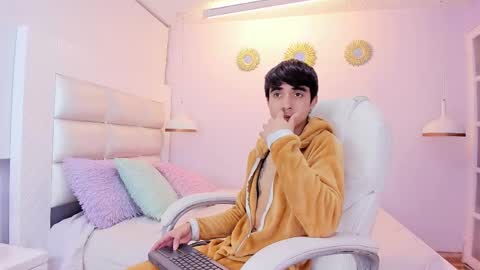 hottiie_guy online show from December 15, 12:12 pm