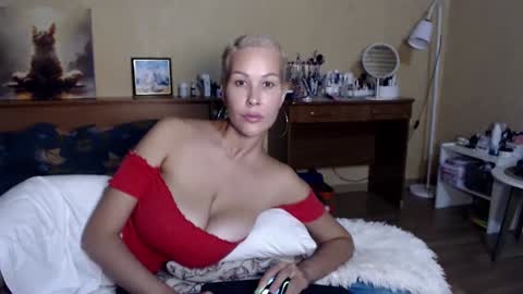 Snapshot of hugetittiesgerda chatting on September 30, 11:15 pm Gerda online show from September 30, 11:15 pm