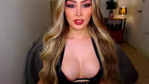 QUEEN SUSSIE BROWN online show from March 3, 7:37 am