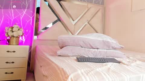 iam_nicolle online show from February 6, 1:36 pm