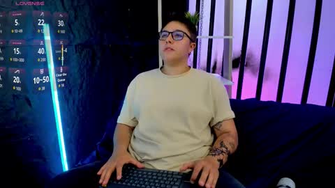 Snapshot of iangilbert chatting on October 16, 12:43 am ian online show from October 16, 12:43 am