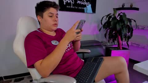 Snapshot of iangilbert chatting on September 19, 10:24 pm ian online show from September 19, 10:24 pm