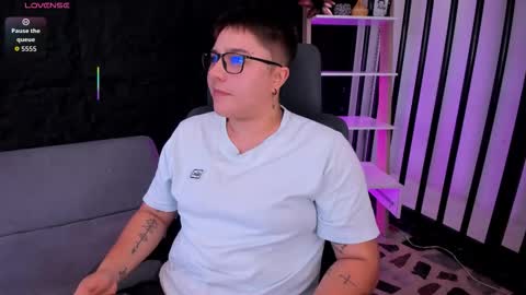 Snapshot of iangilbert chatting on October 3, 9:12 pm ian online show from October 3, 9:12 pm