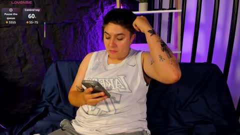 Snapshot of iangilbert chatting on October 17, 12:47 am ian online show from October 17, 12:47 am