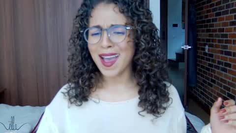 Snapshot of illaroom chatting on December 2, 7:00 pm Kloe online show from December 2, 7:00 pm