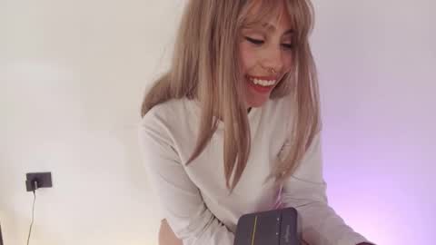 ILAYNA Independient model online show from April 24, 6:54 pm