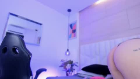 Snapshot of io_chie_ chatting on October 18, 5:00 am io_chie_ online show from October 18, 5:00 am
