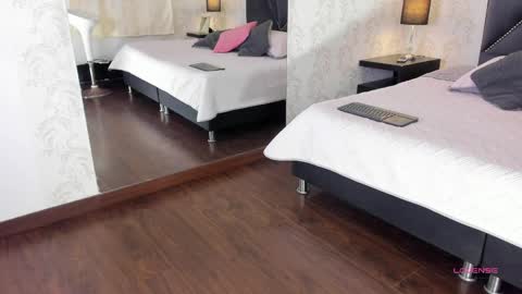 Queen Iris online show from March 30, 4:51 pm