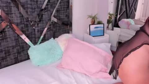 oIssaJonneso online show from February 13, 1:03 pm