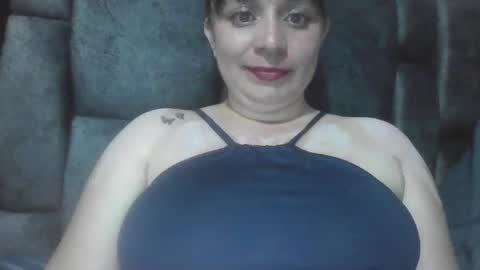 isabellaa_hills_ online show from May 11, 12:39 am