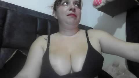 isabellaa_hills_ online show from June 15, 2:25 am
