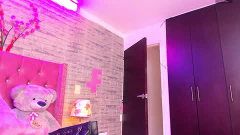 Snapshot of isabellabroms21 chatting on February 8, 7:38 pm v online show from February 8, 7:38 pm