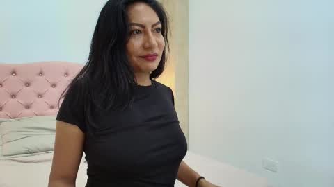 Isis Choi online show from November 26, 7:32 pm