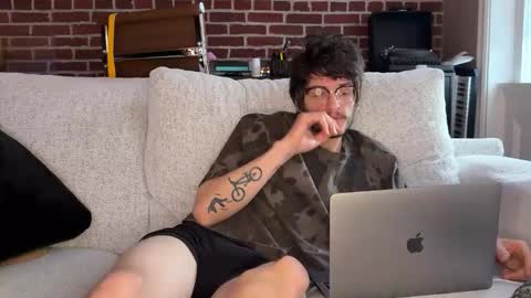 isocialmedia online show from February 4, 12:31 pm